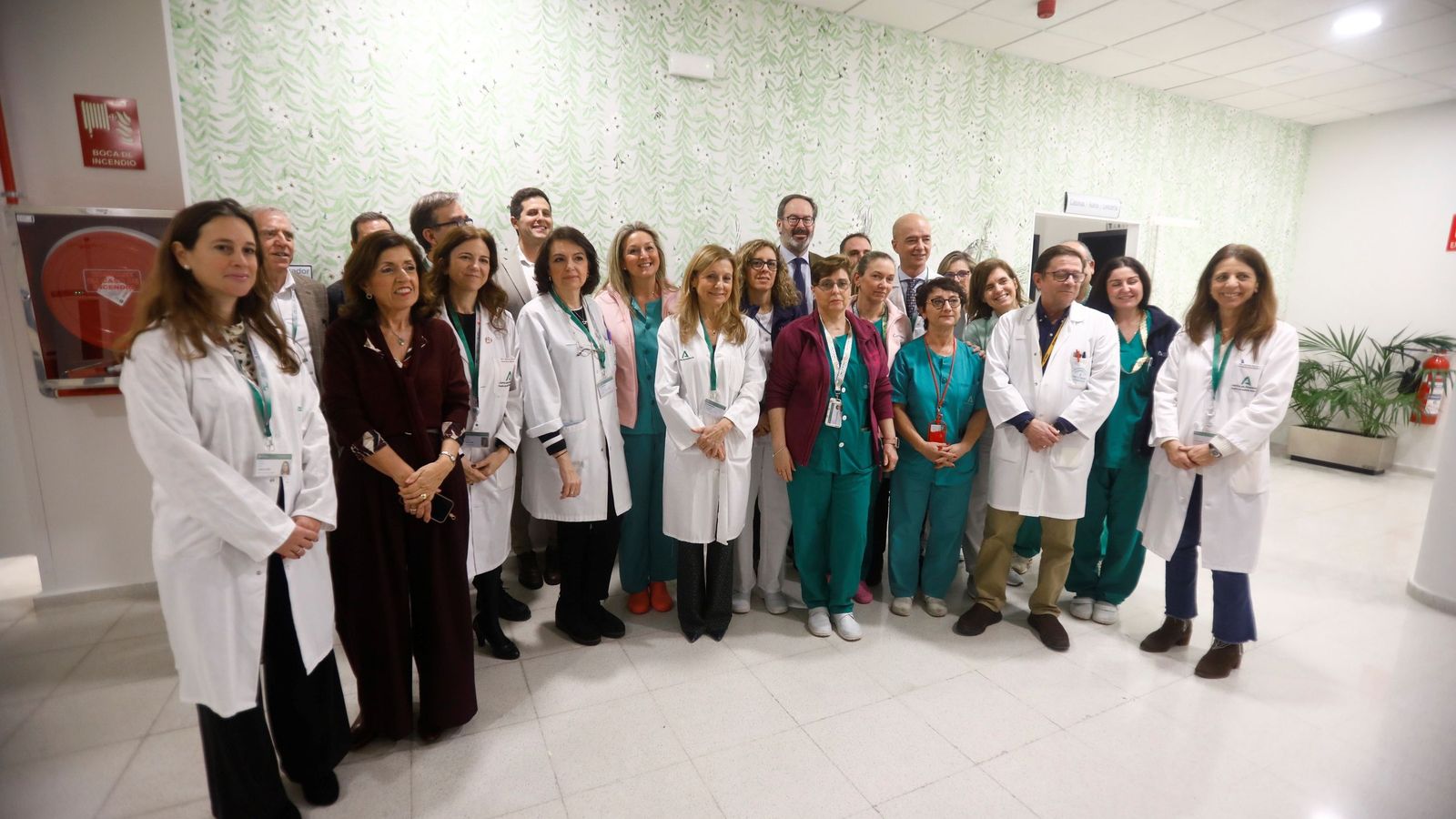 Foto de familia tras la presentación de la resonancia de 3 Teslas con el equipo médico.