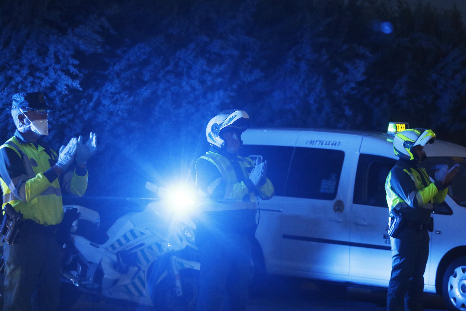 Los profesionales del Hospital Reina Sofía de Córdoba devuelven los aplausos de los cordobeses