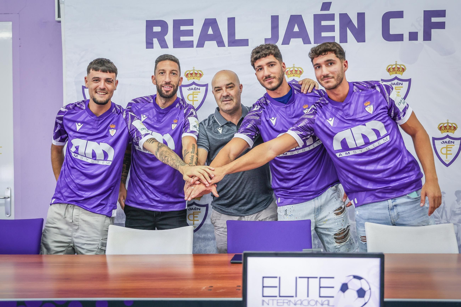 Los cuatro fichajes presentados hoy en la sala de prensa, junto a 'Puskas'.