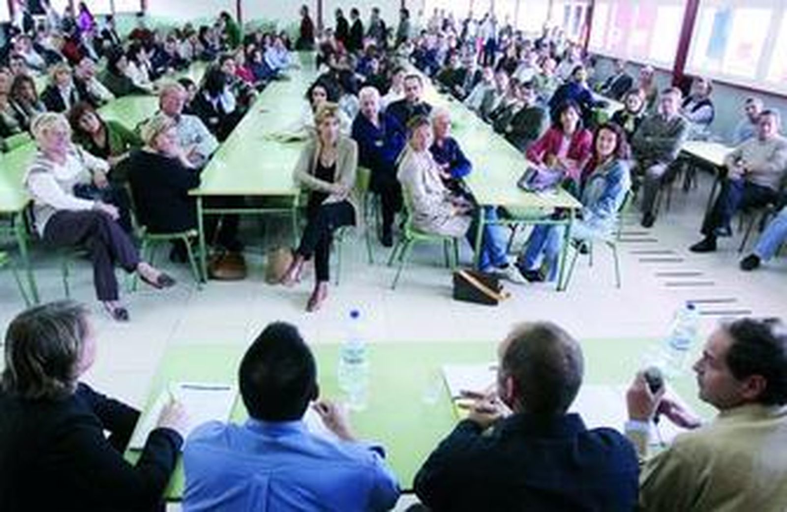 Un momento de la asamblea de la AMPA celebrada ayer tarde en el colegio Añoreta.