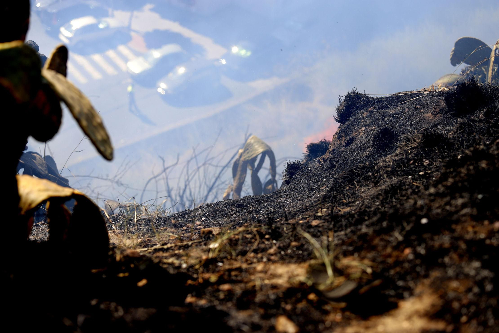 Imágenes del espectacular incendio en las laderas del Conquero