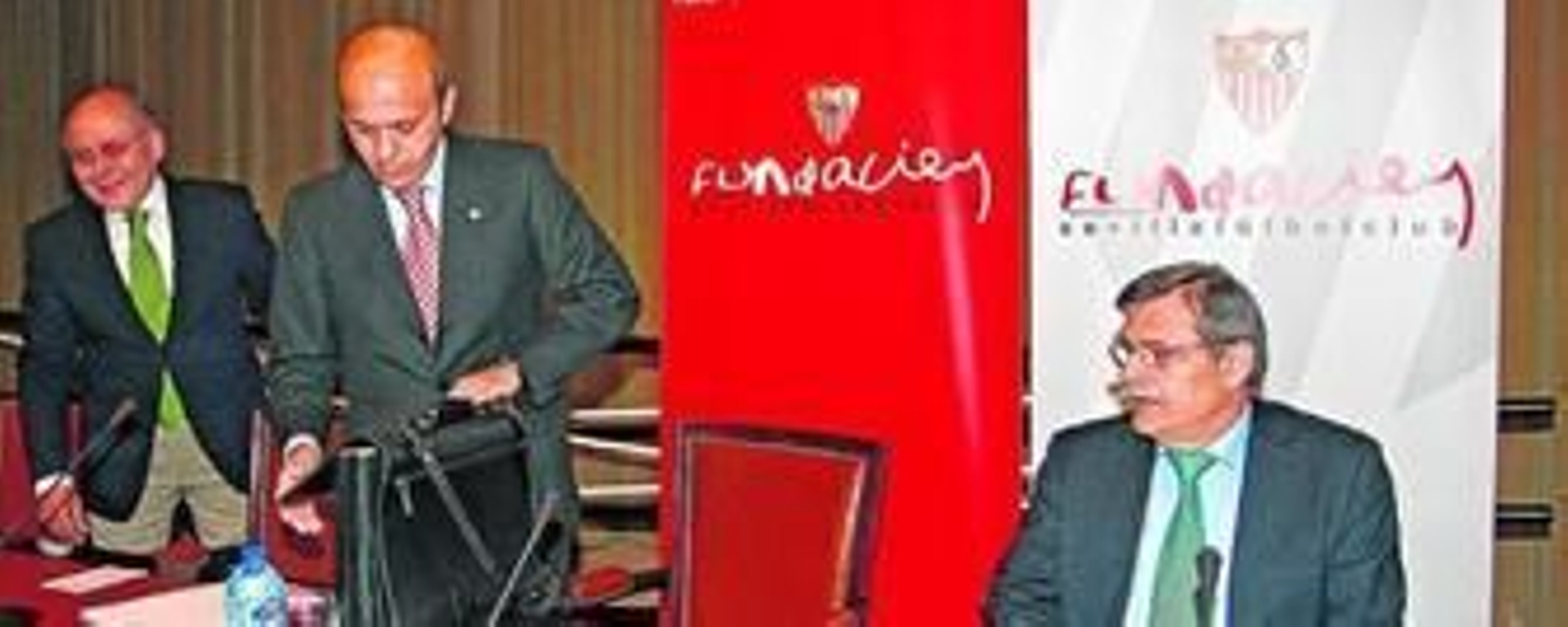 Del Nido, en el momento de sentarse a la mesa acompañado por Juan Carlos Ollero y José Antonio Bosch.