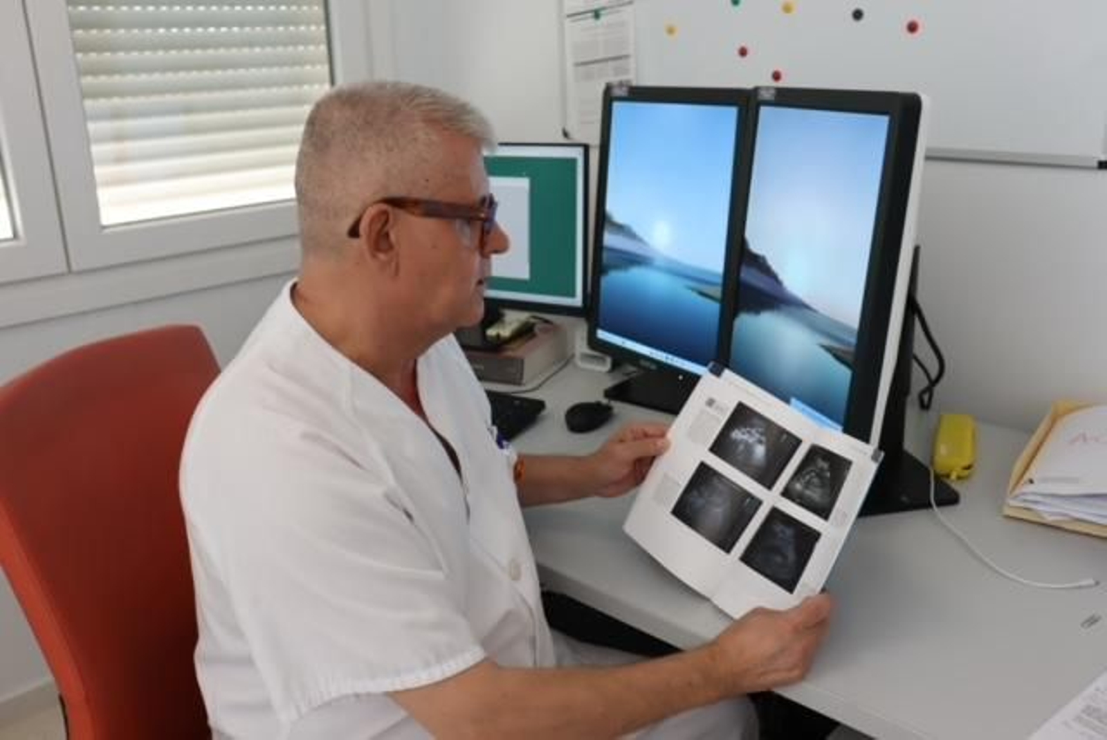 El director de la Unidad de Diagnóstico por Imagen, José Carlos Sánchez, dirige la nueva edición de un manual de referencia sobre ecografía abdominal