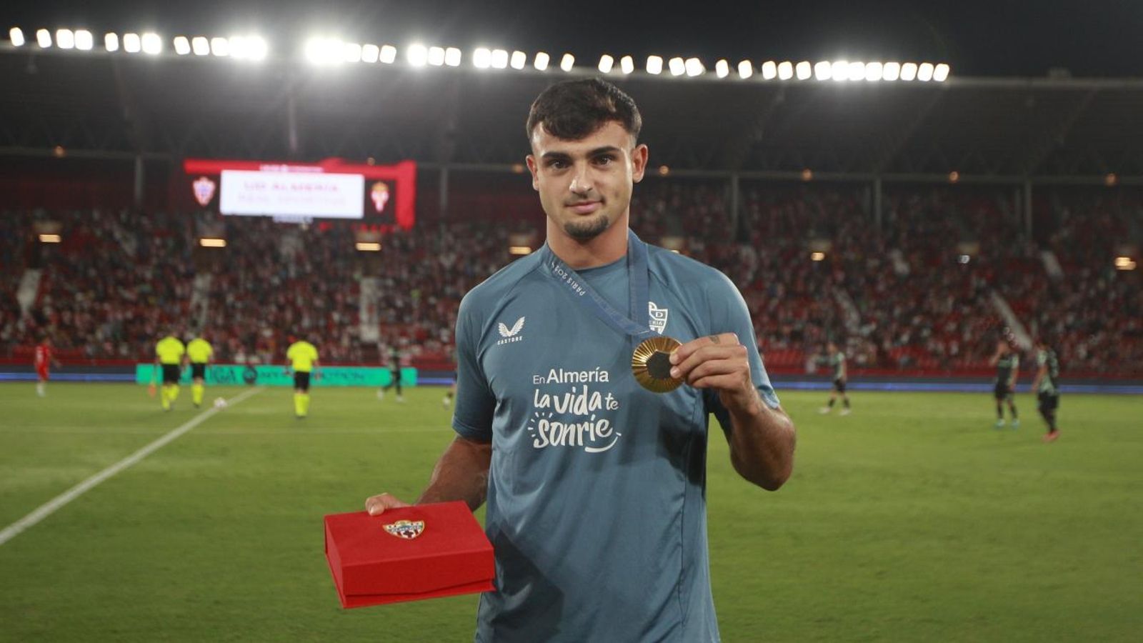 Marc Pubill posa con su medalla de oro de París 2024.