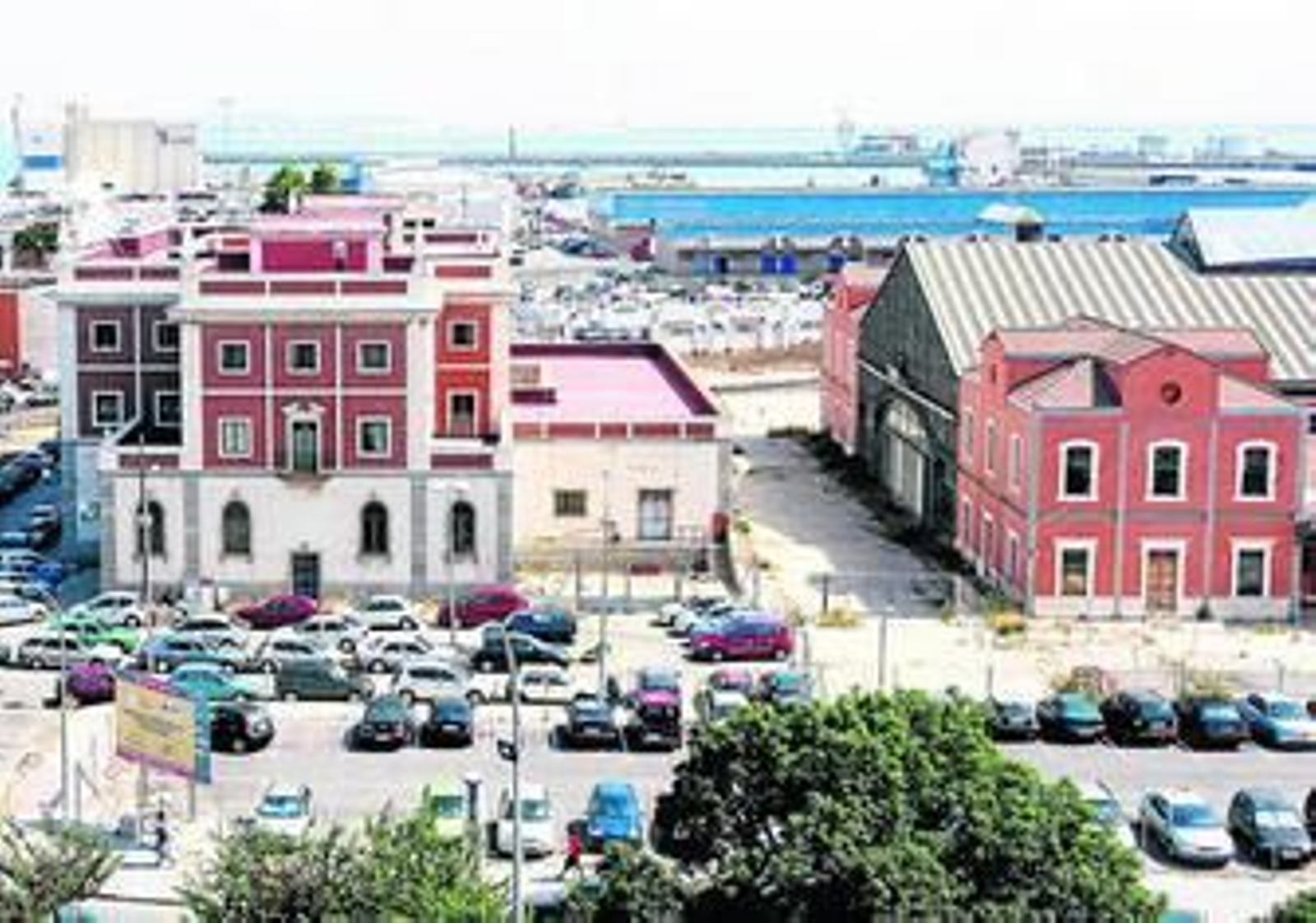 La permanencia del edificio de la Aduana impide recuperar la portada de la histórica estación de 1905.