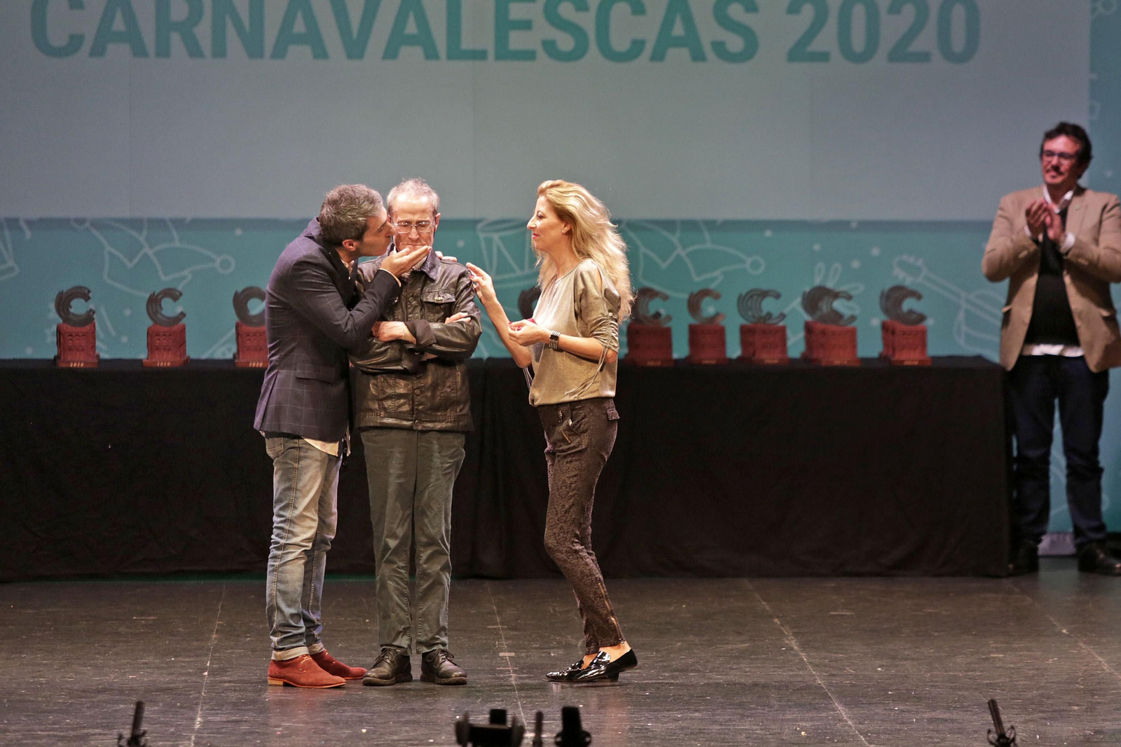 Imágenes de la entrega de los antifaces de oro en el Gran Teatro Falla
