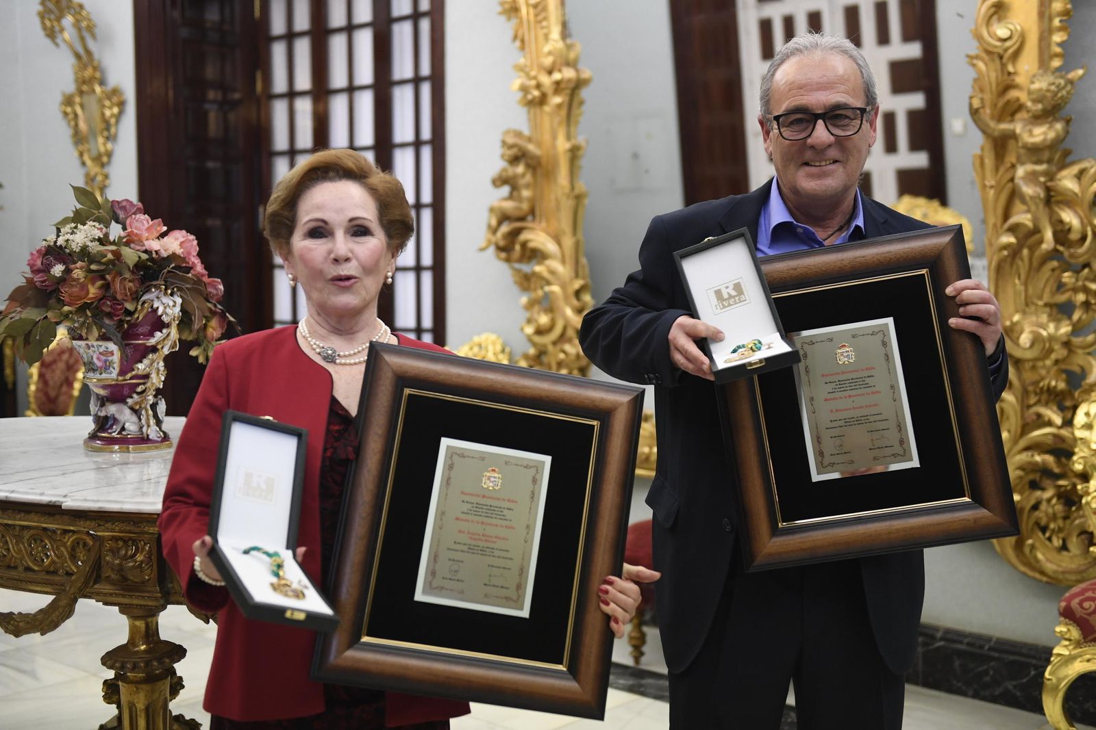 Angelita Gómez y Francisco Acosta posan ayer tras la entrega de los premios