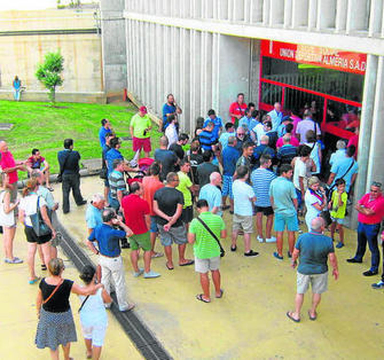 Colas en el estadio para hacer los abonos a principio de temporada (archivo).