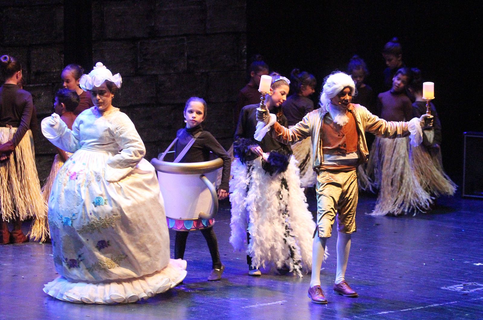 Imágenes de la representación 'El Ala Oeste' basado en la película de Disney 'La Bella y la Bestia'.