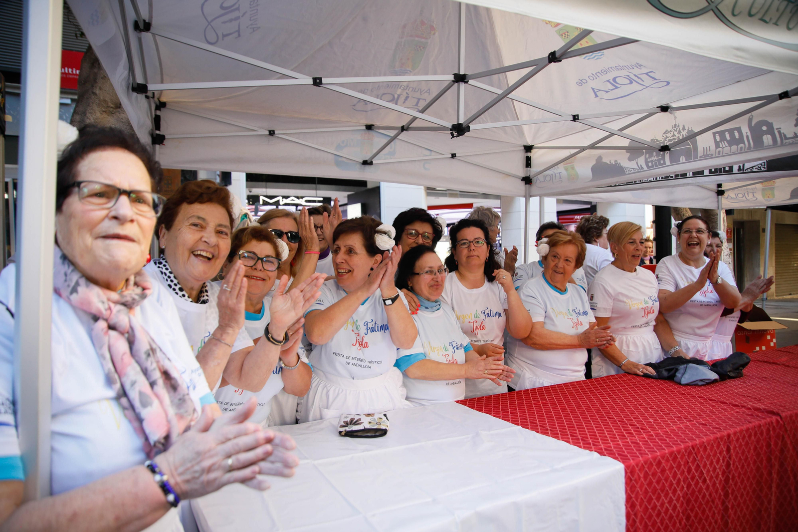 Así es la alfombra de serrín de 60 metros en el Paseo de Almería, en imágenes.