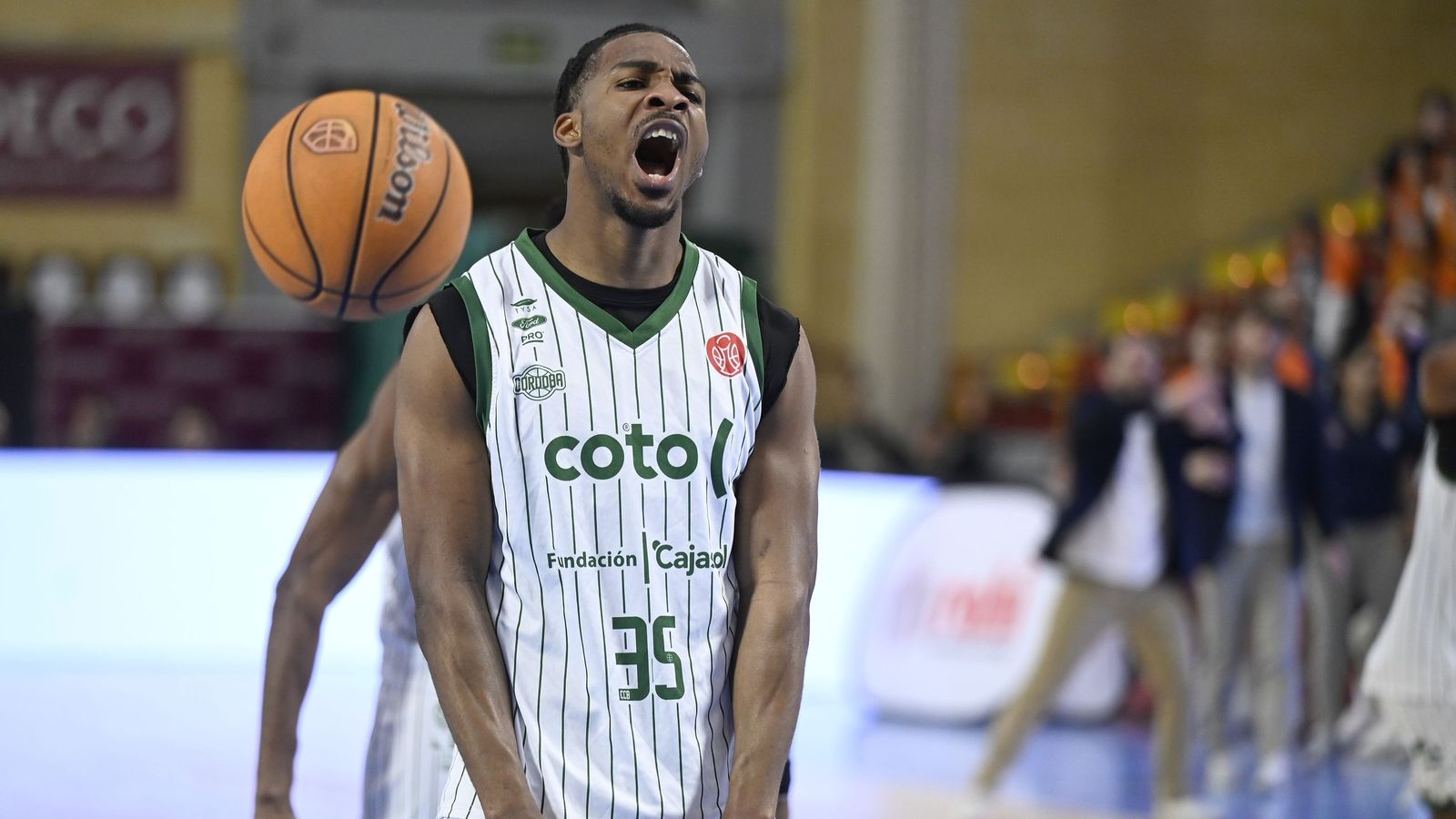 Guemeta celebra con rabia una canasta en el Coto Córdoba-Morón.