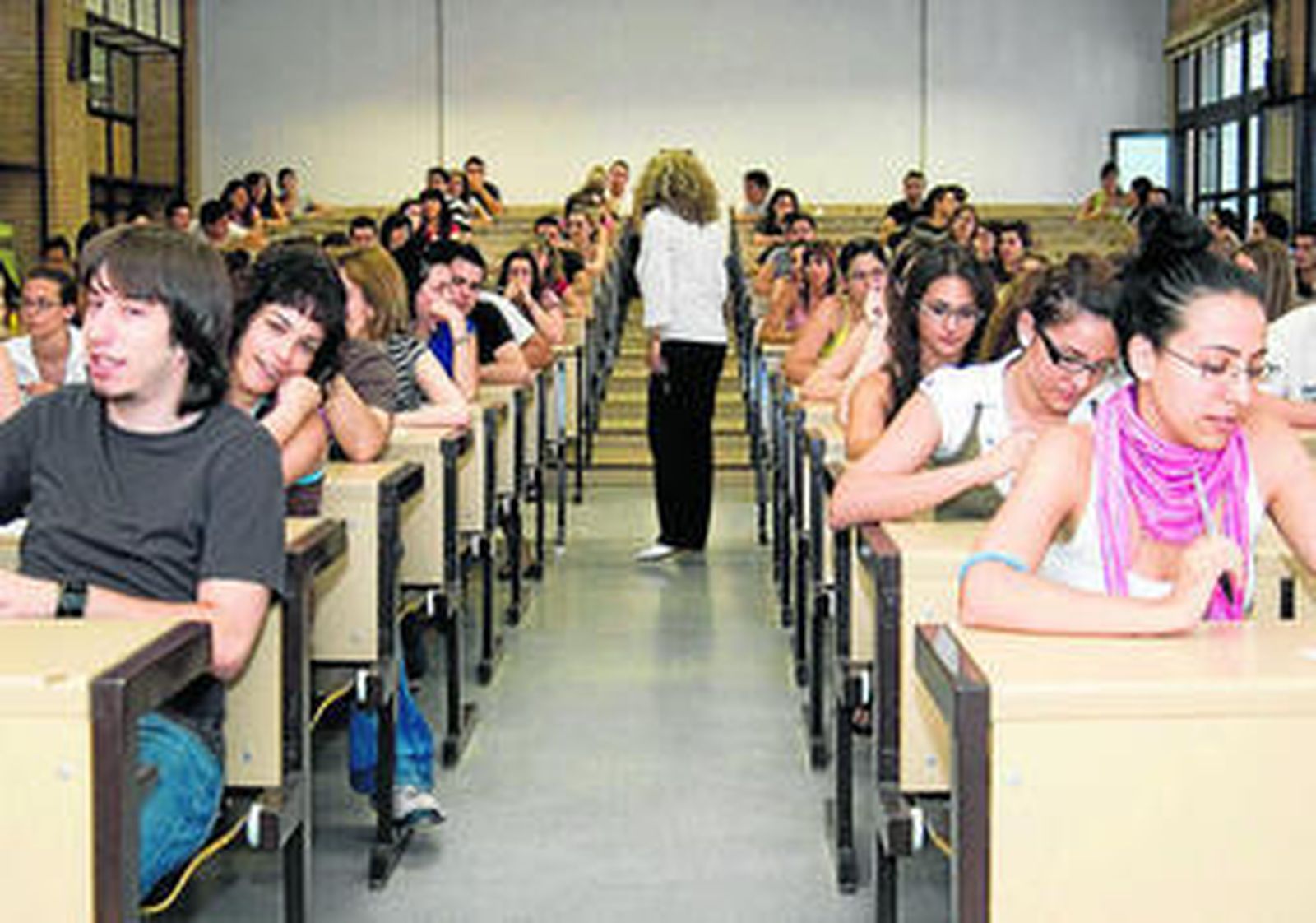 Alumnos de la Universidad de Almería, instantes antes de comenzar una examen.