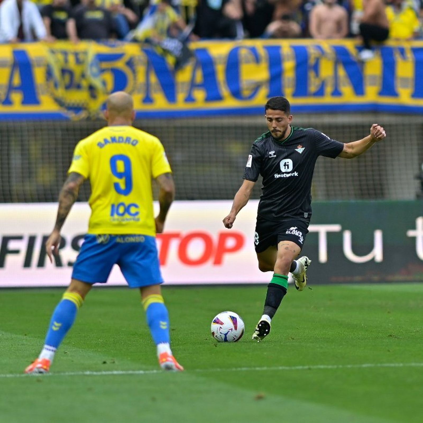 Fornals golpea el balón delante de Sandro.