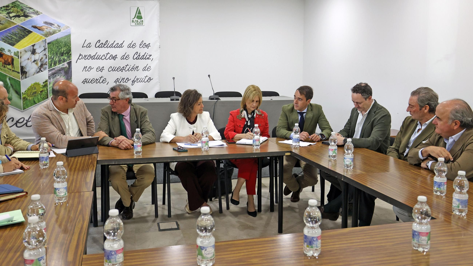 La consejera de Desarrollo Sostenible, Catalina García, junto a la alcaldesa de Jerez y representantes de Asaja.