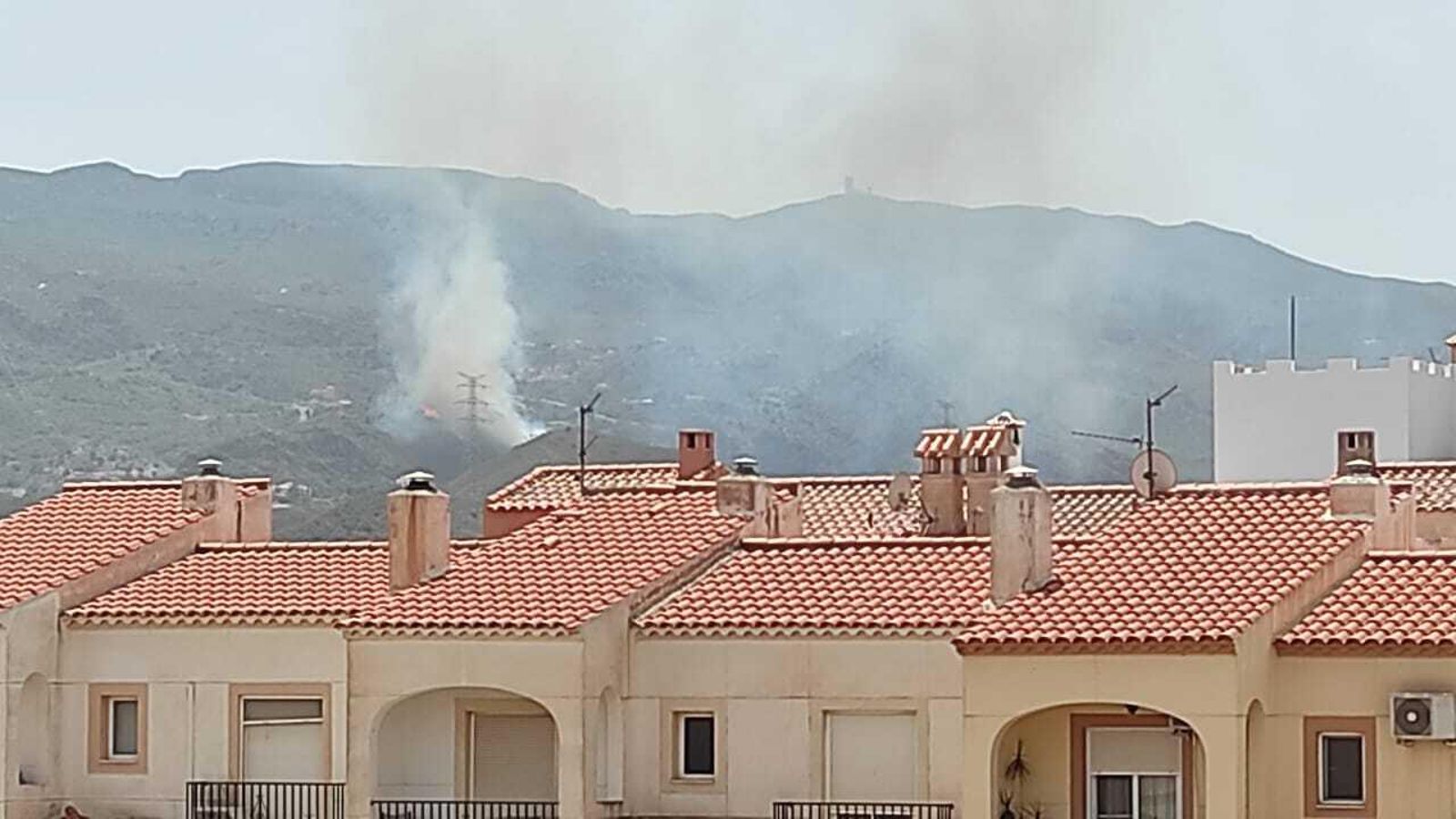 El incendio visto desde el núcleo urbano de Turre.
