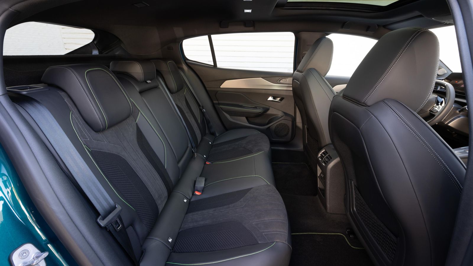 El espacio longitudinal, el punto fuerte de la habitabilidad del 408. Con más altura en el vano de la puerta para facilitar el acceso, aún mejor.