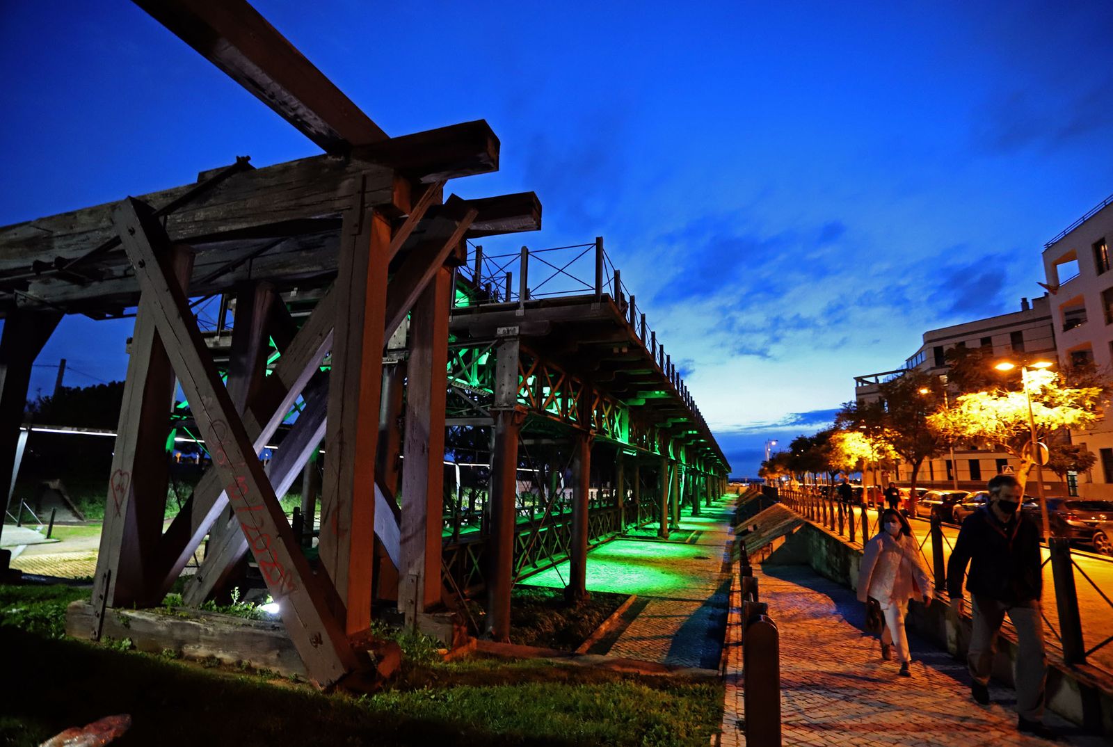 El muelle de la Riotinto se ilumina de verde en el día mundial contra el cancer