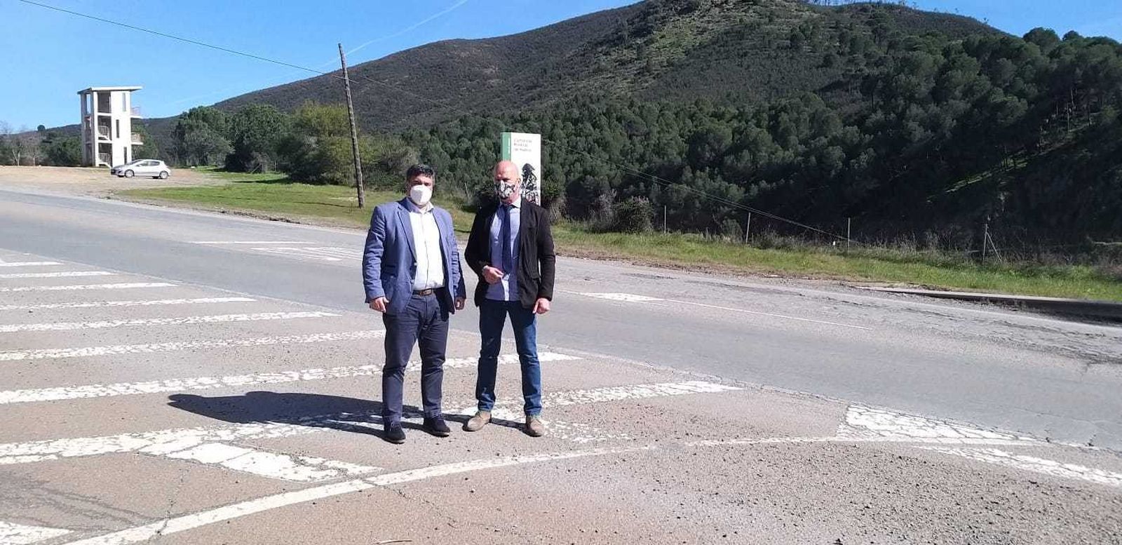Visita a la carretera A-496 en Calañas que será rehabilitada por completo.