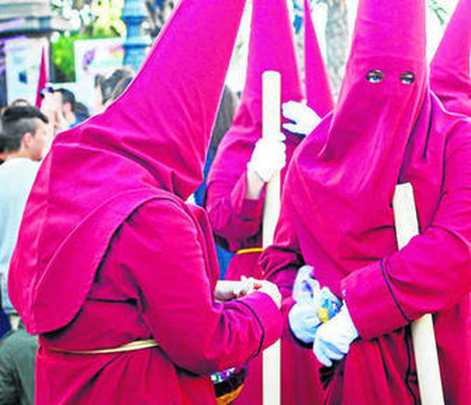 Hermanos que preceden al paso de la Amargura, el pasado año.