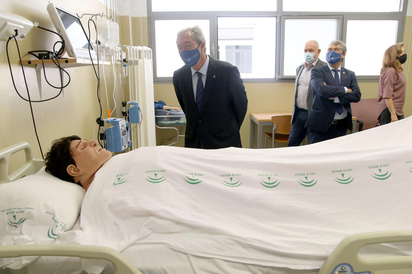 El consejero de Universidades, Rogelio Velasco, ha visitado la facultad de Ciencias de la Salud de la UAL.