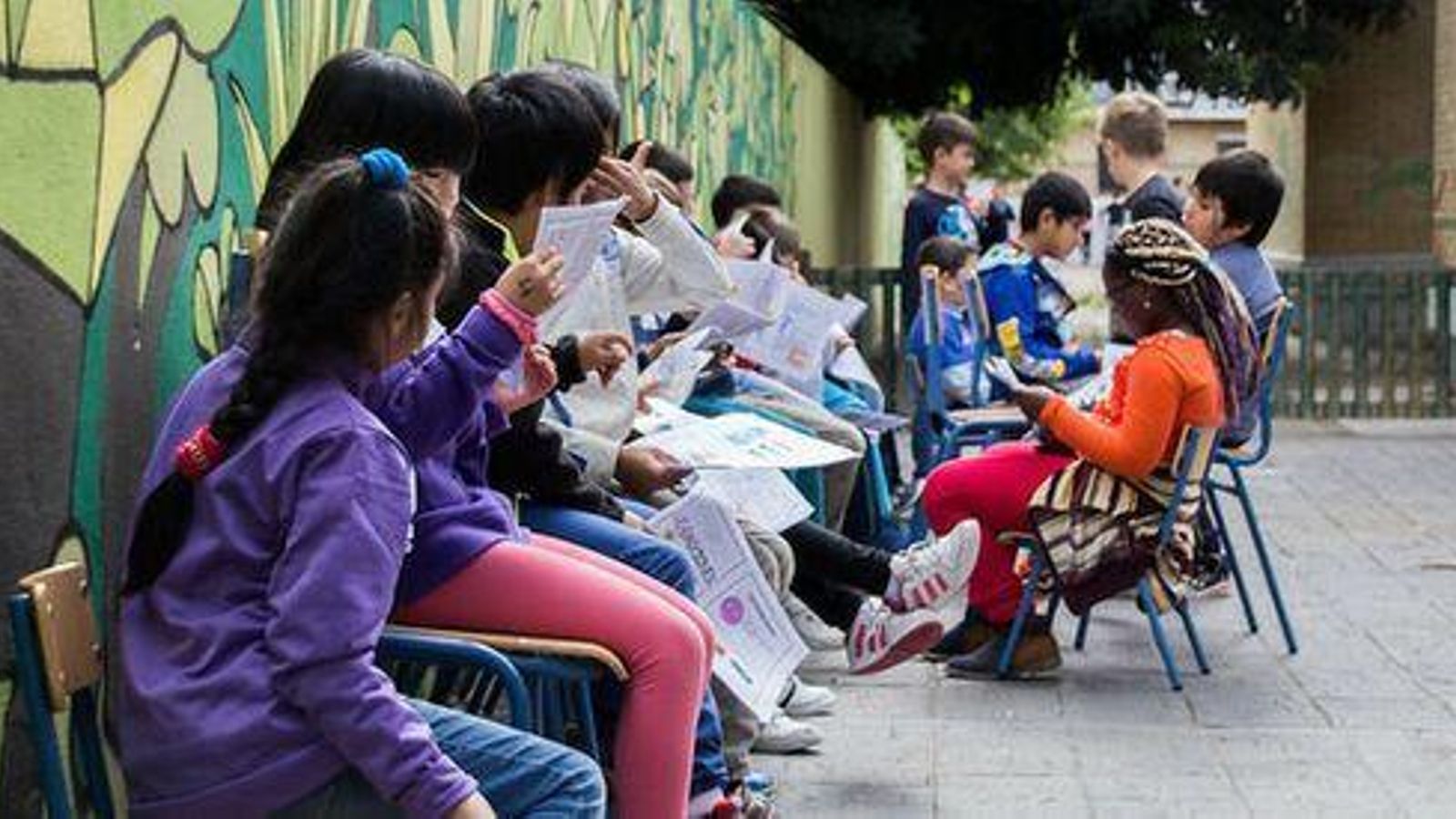 Alumnado de distintas nacionalidades en el patio del Colegio San José Obrero.