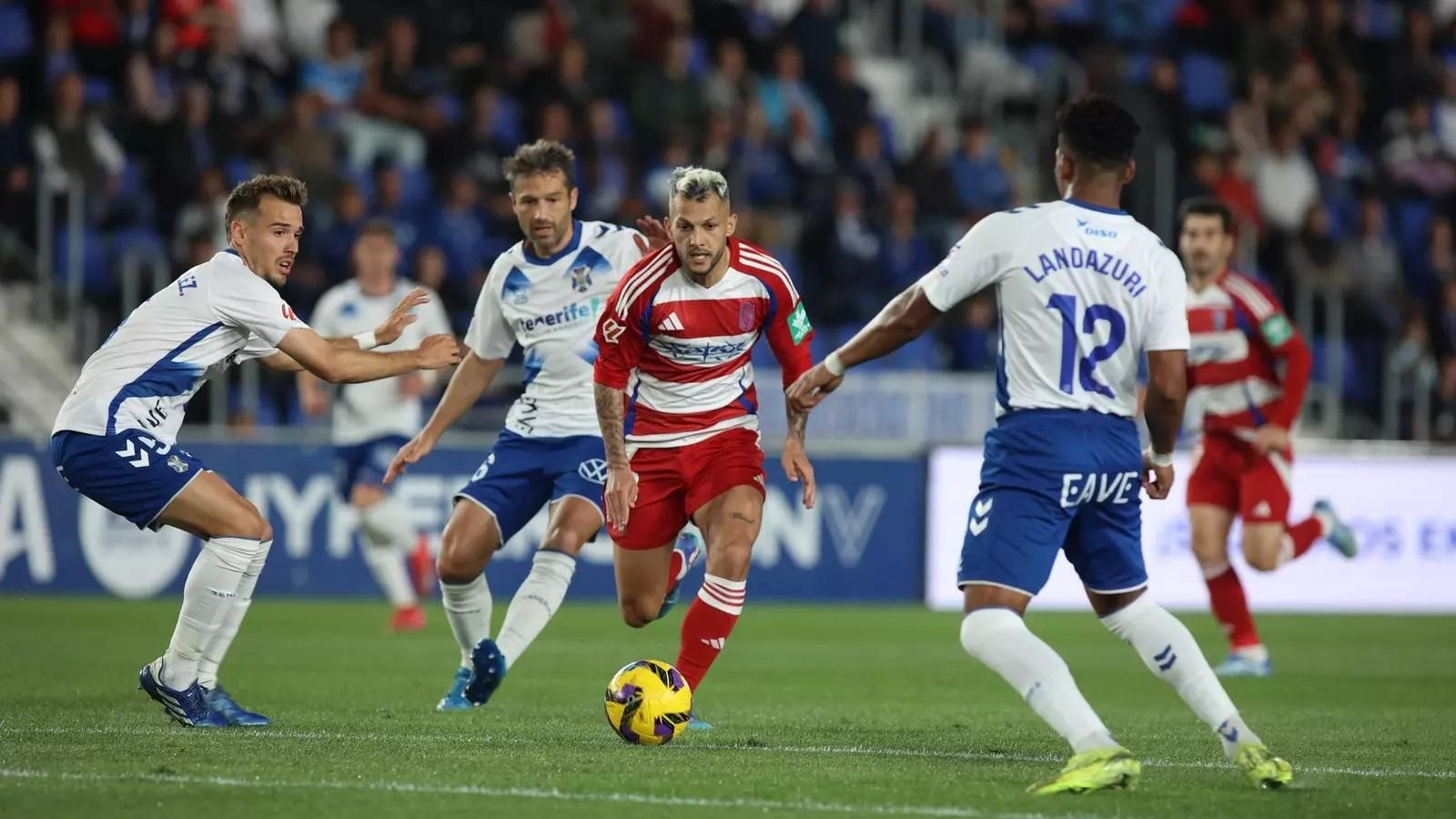 Stoichkov avanza rodeado por jugadores del Tenerife.
