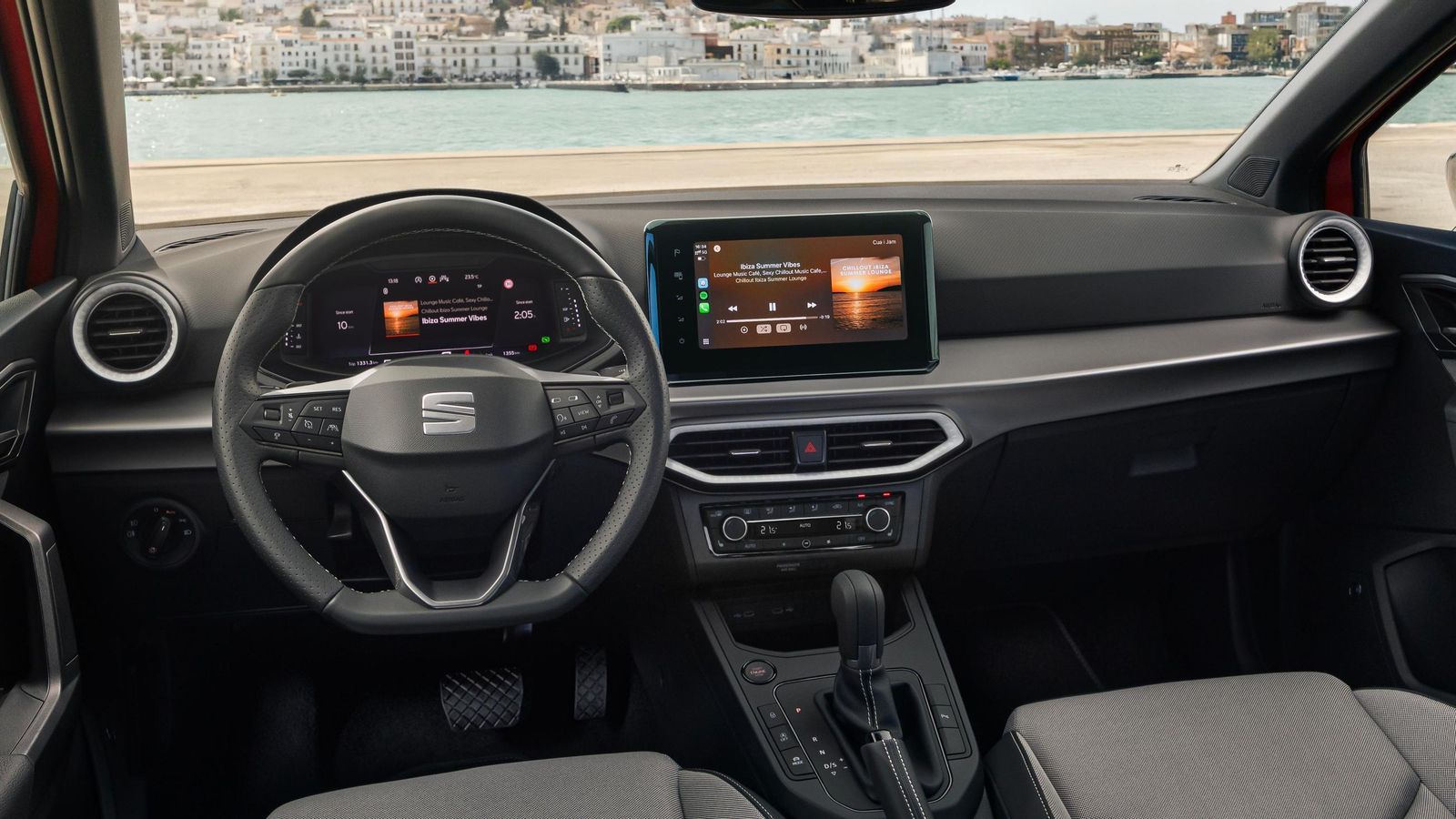 El color negro domina el interior con el objetivo de aportar una imagen más seria, aunque el público de estos dos modelos, y en particular del Ibiza, es notablemente más joven que la media del grupo Volkswagen.
