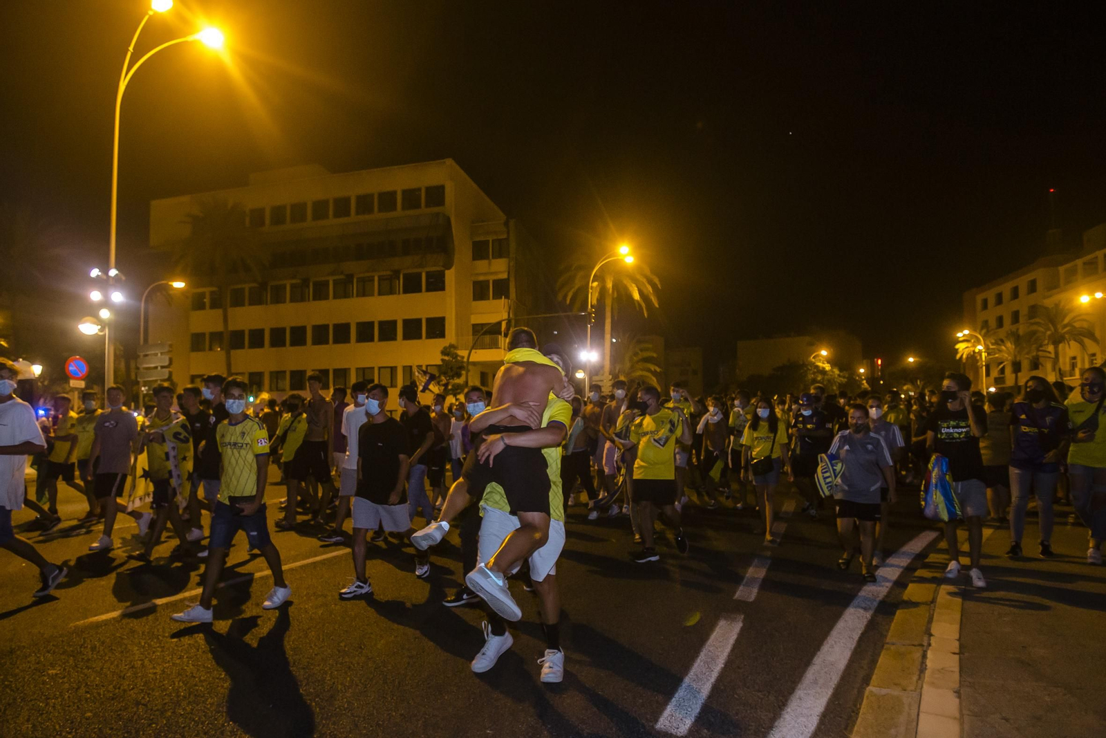La gran fiesta del ascenso del Cádiz toma inevitablemente a las Puertas de Tierra
