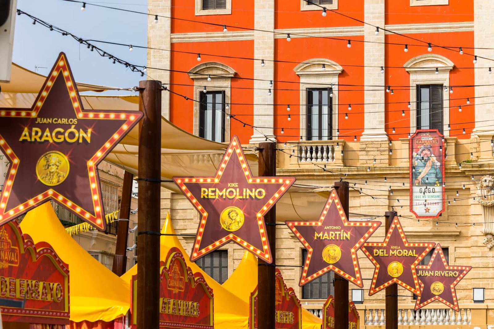 San Fernando y su plaza del Rey se preparan para dar la bienvenida al Carnaval: las imágenes