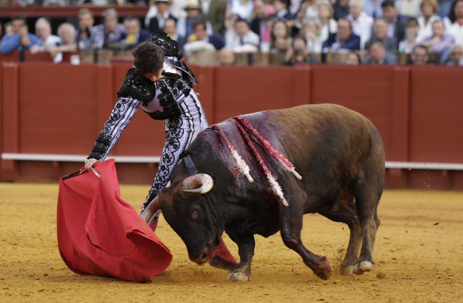 Sebastián Castella le da un pase con la derecha a su segundo toro.