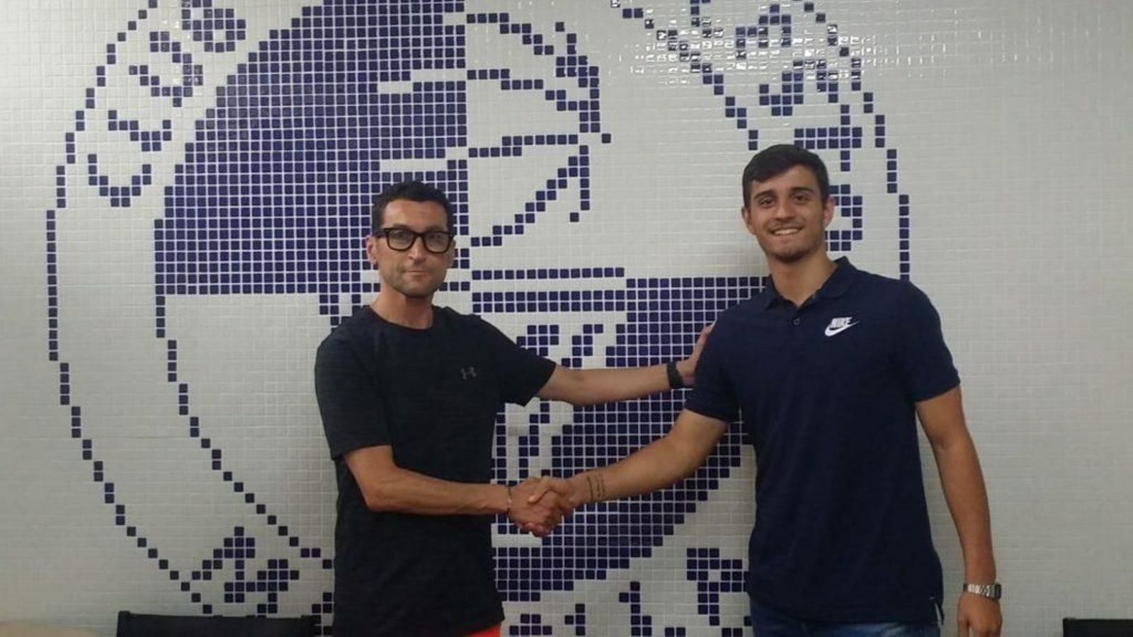 Lucas Muñoz se estrecha la mano con Enrique Agüera, presidente marbellí.