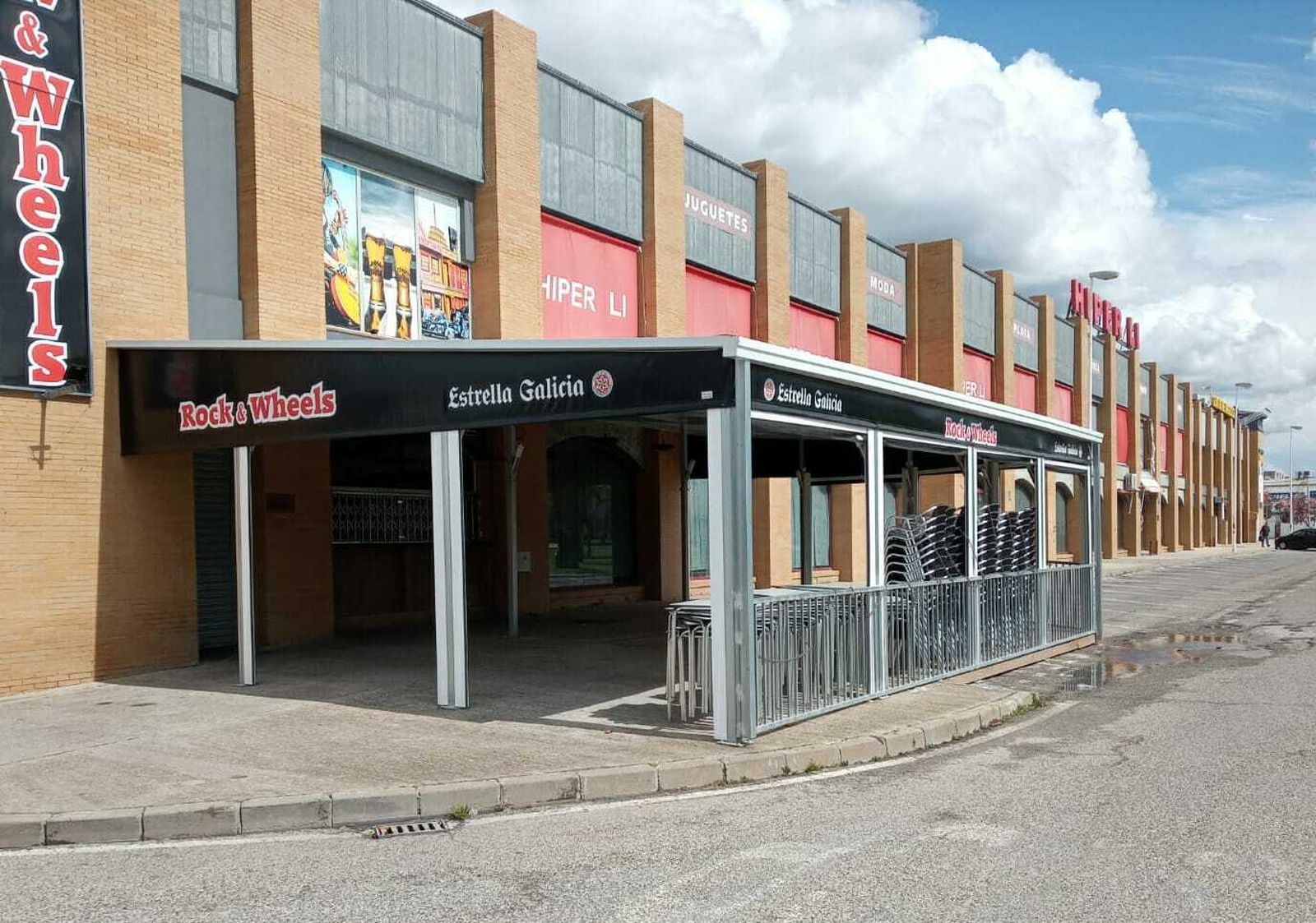 Imagen de uno de los cientos de bares cerrados en Chiclana.