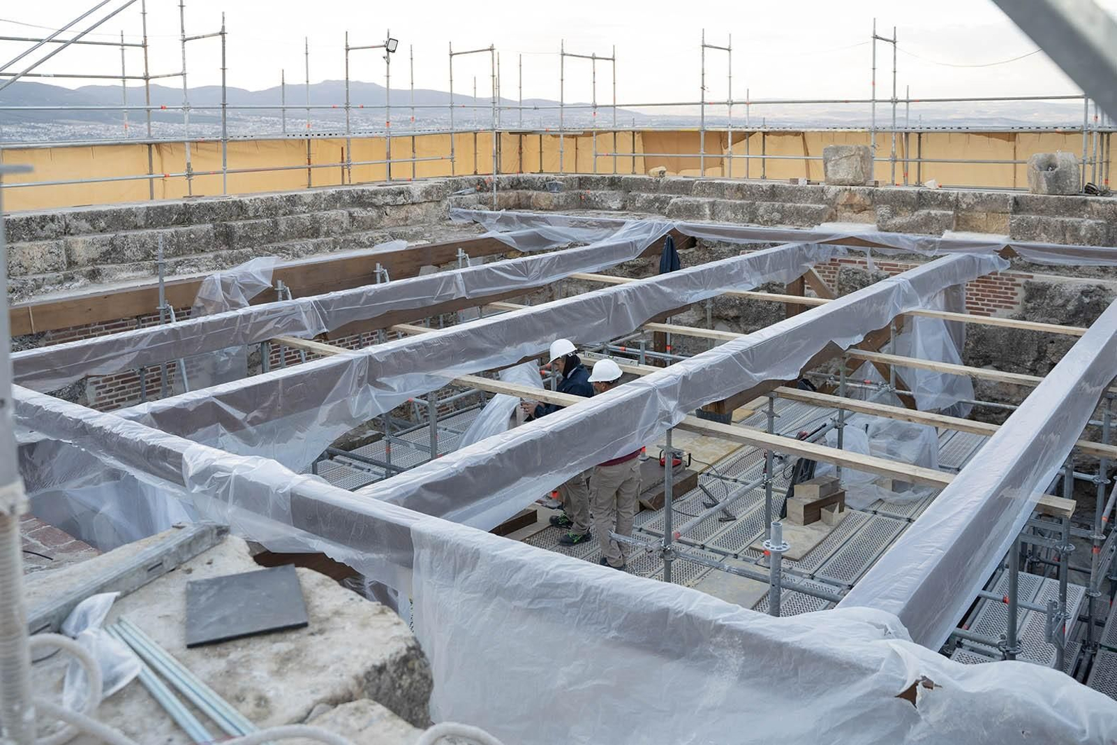 El futuro mirador de la torre de la Catedral toma forma con la colocación de la estructura en una operación espectacular de izado de vigas
