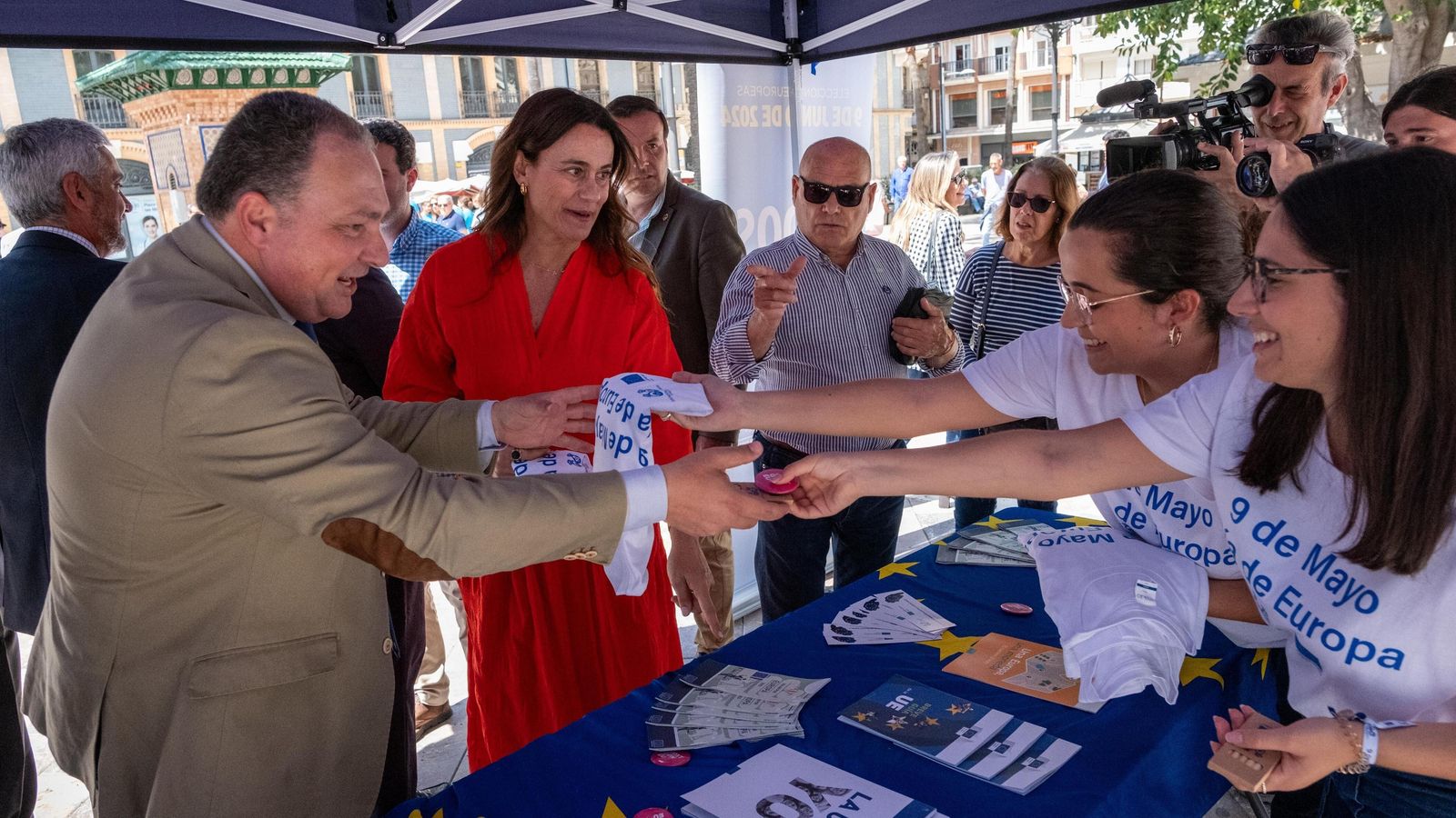 La bandera de la Unión Europea se iza en la Plaza de las Monjas.