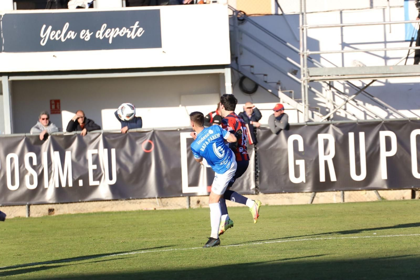 Rafa Parejo lucha por un balón con Pau Pérez en La Constitución.