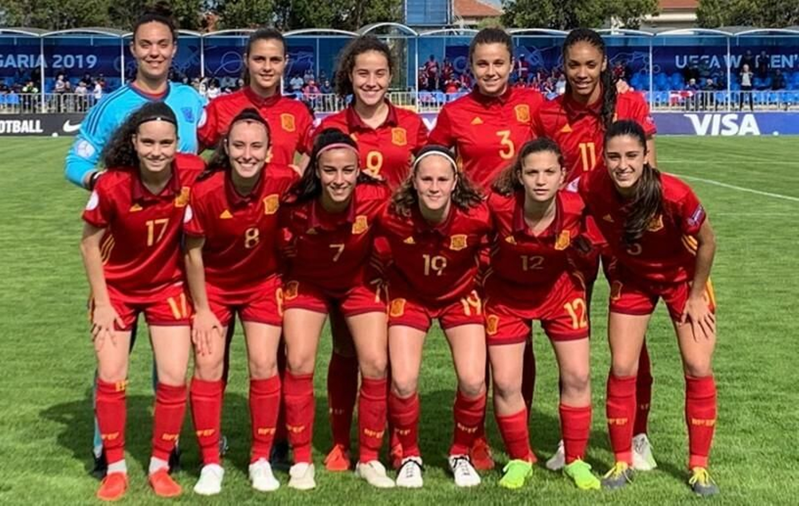 Teresa Mérida, junto a la portera de la selección española.