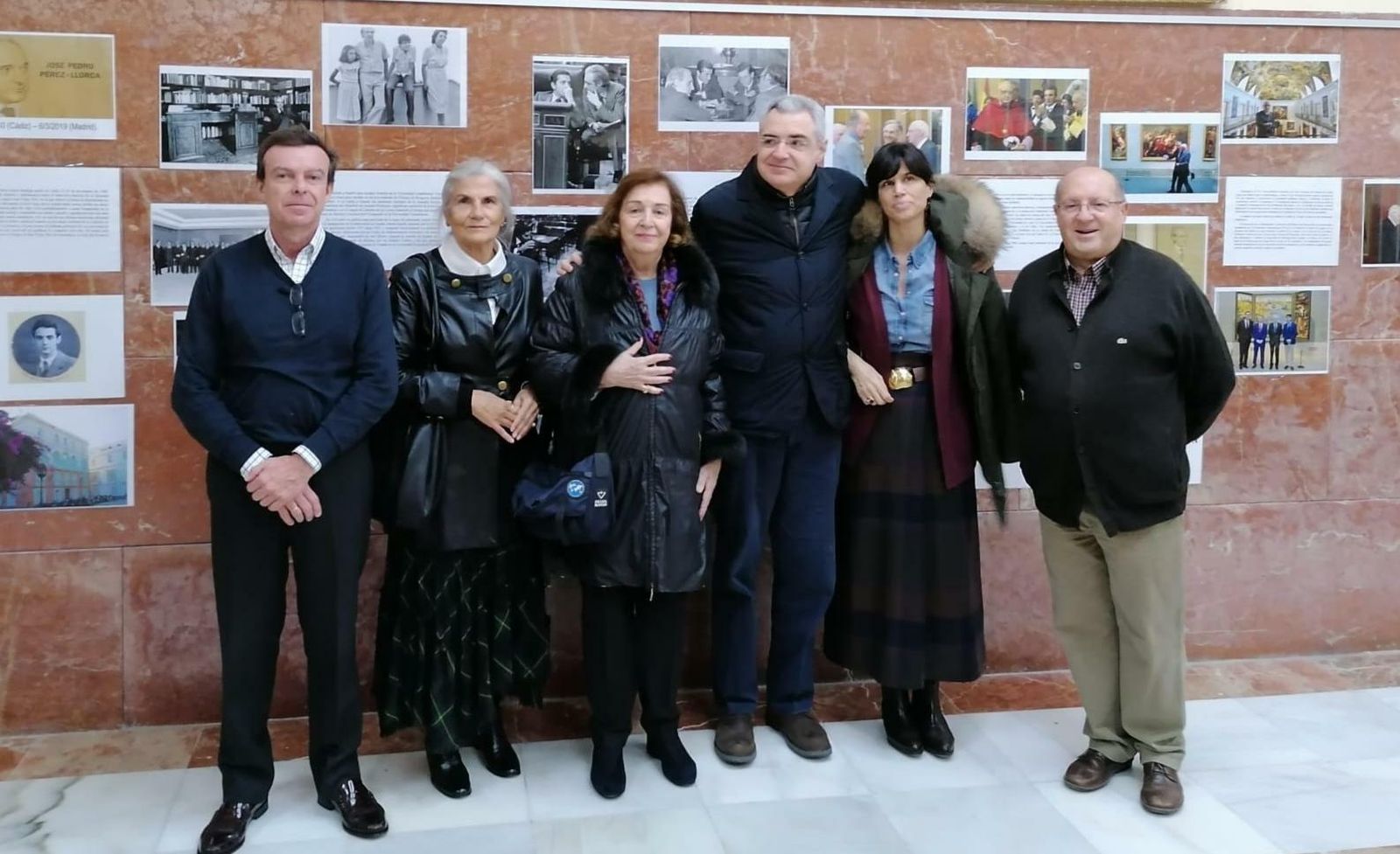 Carlos Aranda, Charo Vargas, Carmen Zamora, Pedro Pérez-Llorca, Marina Iñiguez y el sacerdote marianista Javier Jáuregui, durante su visita a la exposición en el colegio de San Felipe Neri.