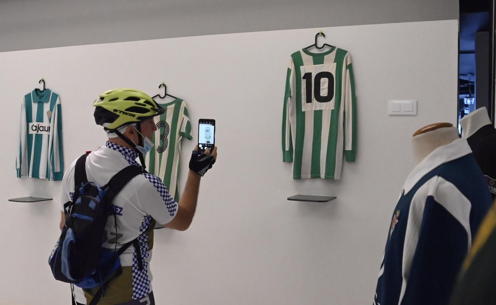 La exposición de camisetas históricas del Córdoba CF, en imágenes