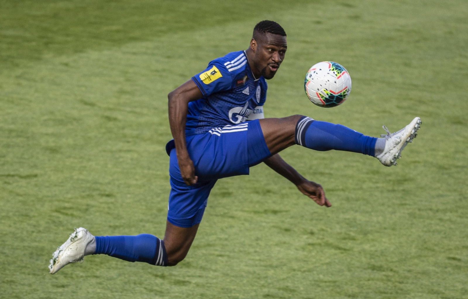 Mamadou Sylla controla una pelota durante un Lokomotiv Moscow-Orenburg.