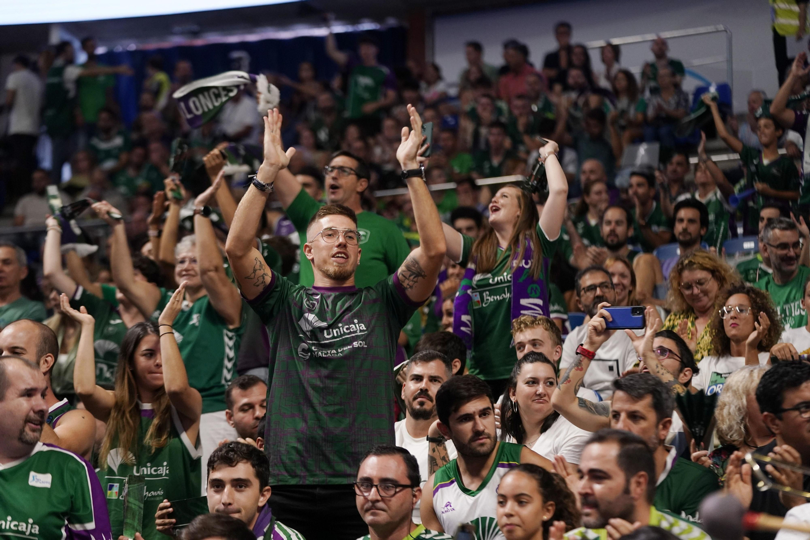 La afición del Unicaja anima.