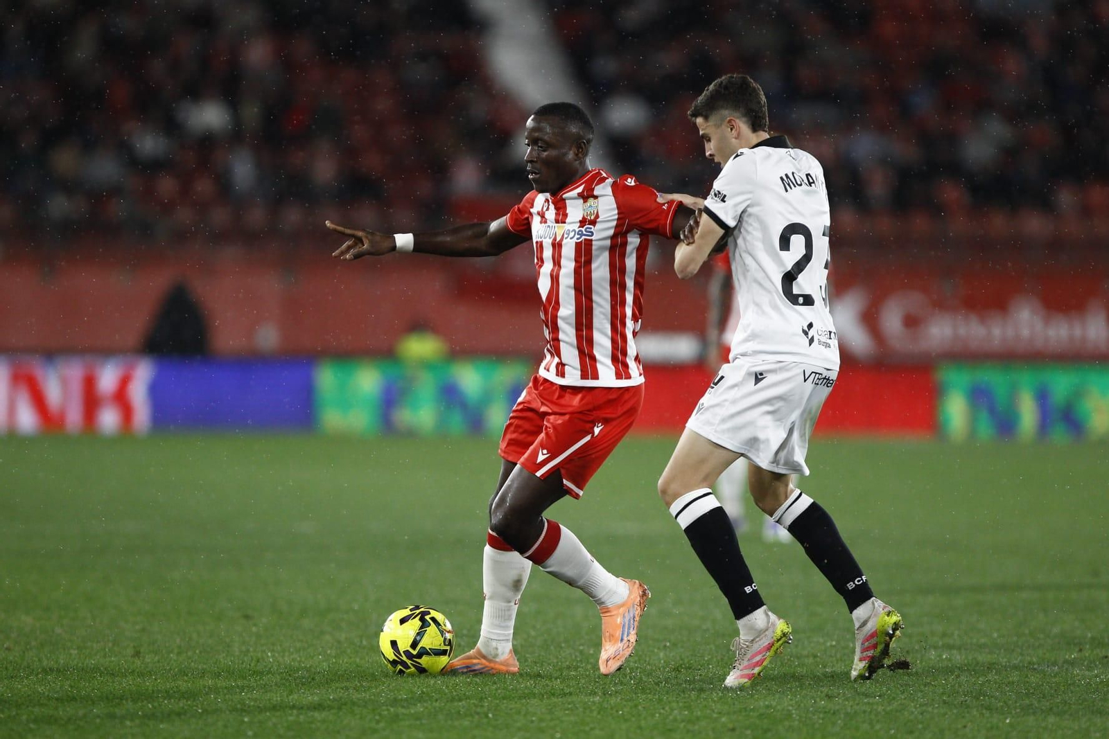 Lopy protege el balón ante la presión de Iván Morante durante un acción del encuentro frente a los burgaleses.