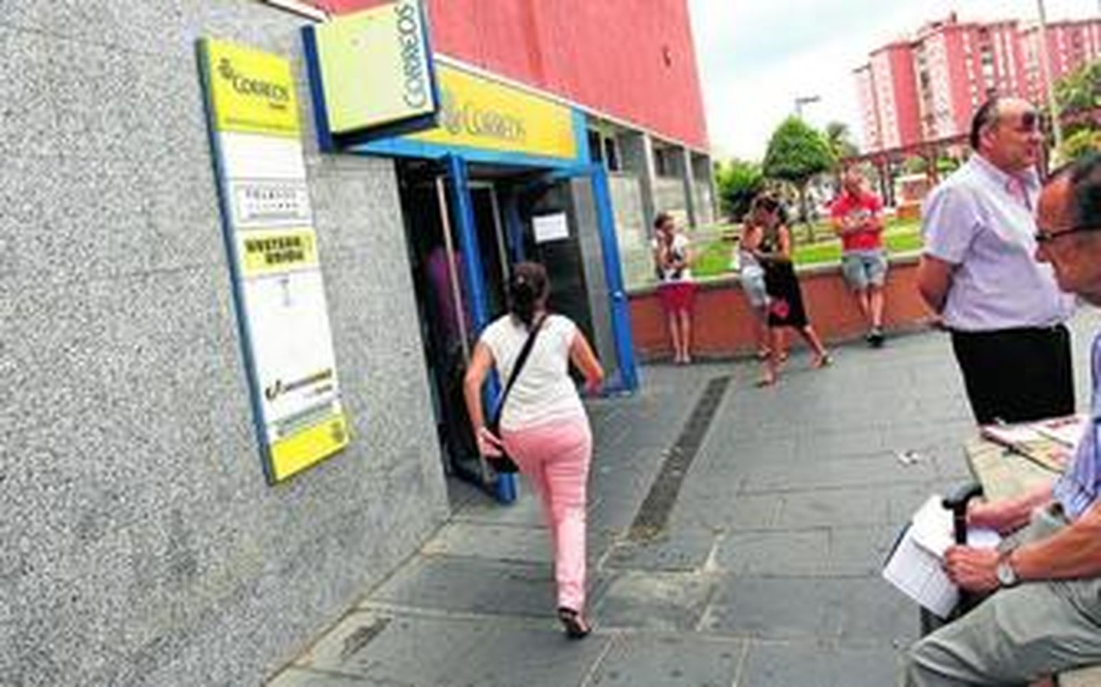 Usuarios esperan su turno para ser atendidos en la oficina de Correos de La Línea.