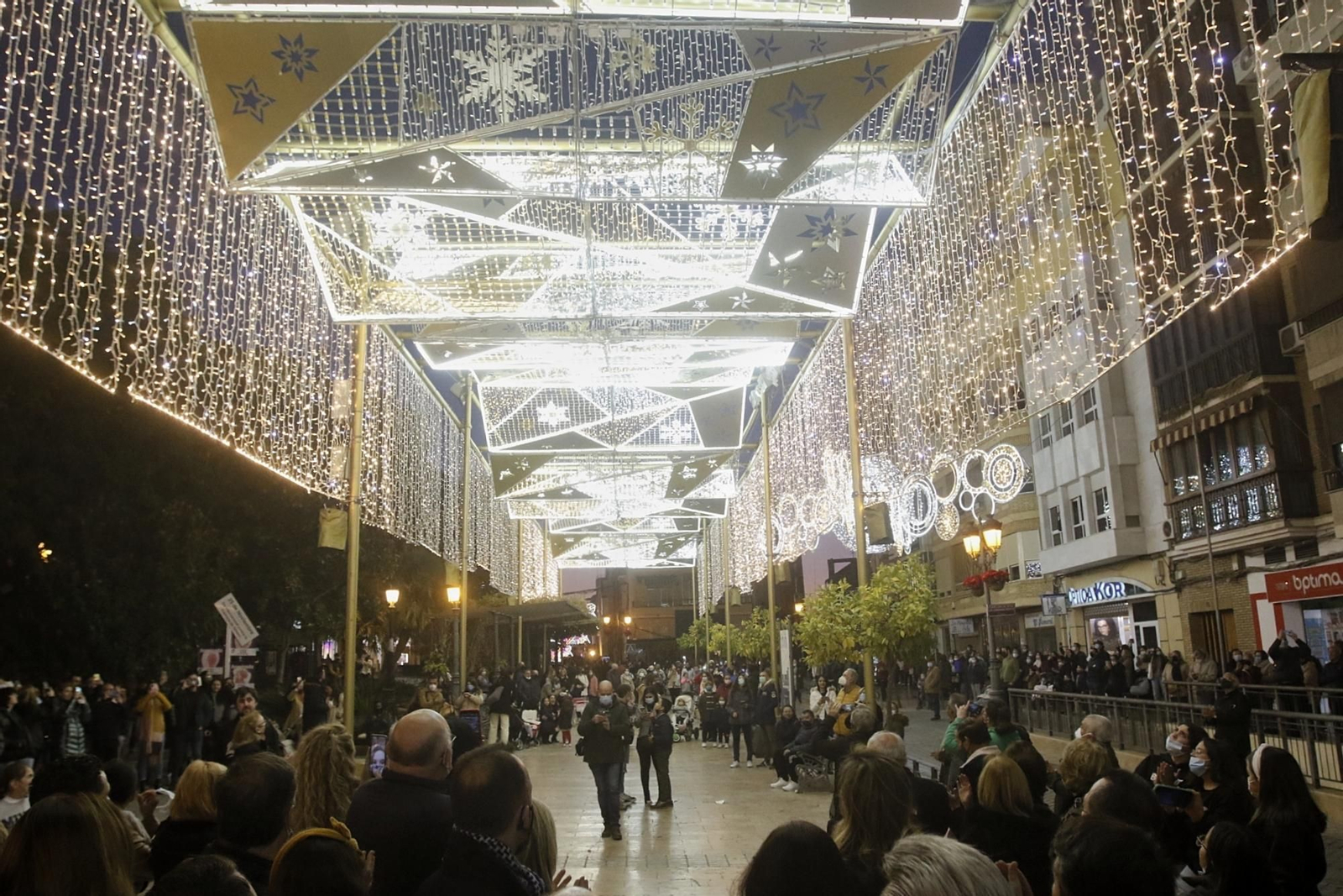 El encendido del espectacular alumbrado navideño de Puente Genil, en fotografías