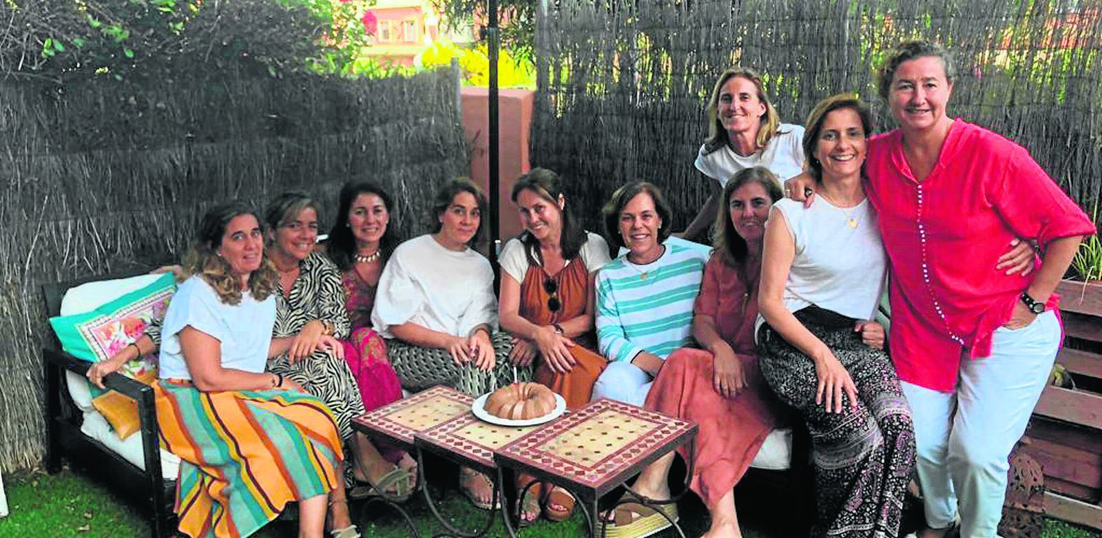 La homenajeada Montse Guardiola Noguera con Conchita González-Santiago, Blanca Bachiller, Keka Monedero, Guillermina González-Santiago, Leticia Valero, Macu Álvarez, Lourdes Neira, Mimi Miranda y Almudena Moreno del Camino.