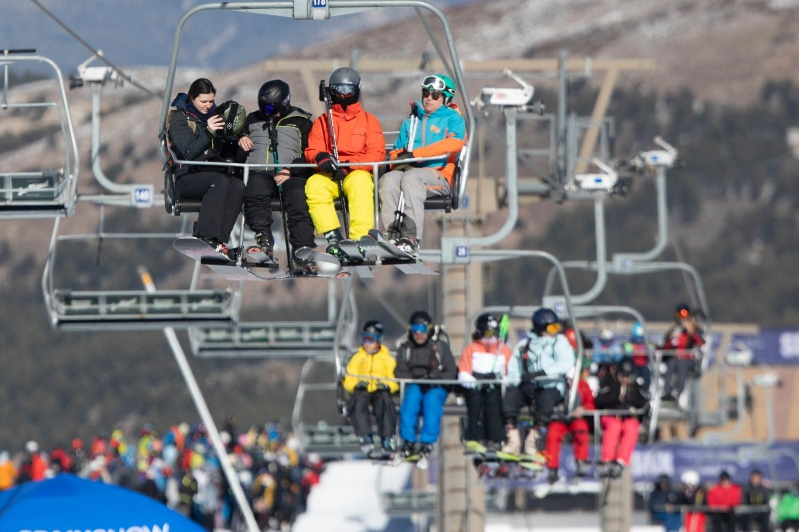 Los deportistas de invierno llenan la estación de Sierra Nevada