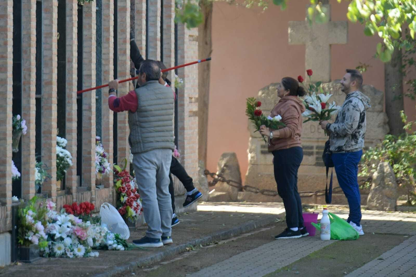 Las imágenes del Día de Todos los Santos en el cementerio de Granada