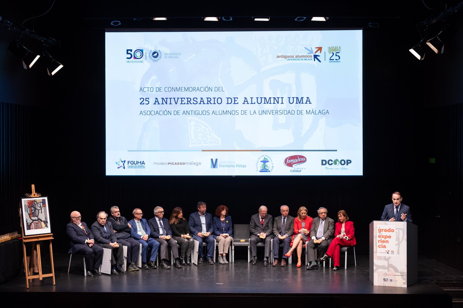 González de Lara, con varios de los premiados.