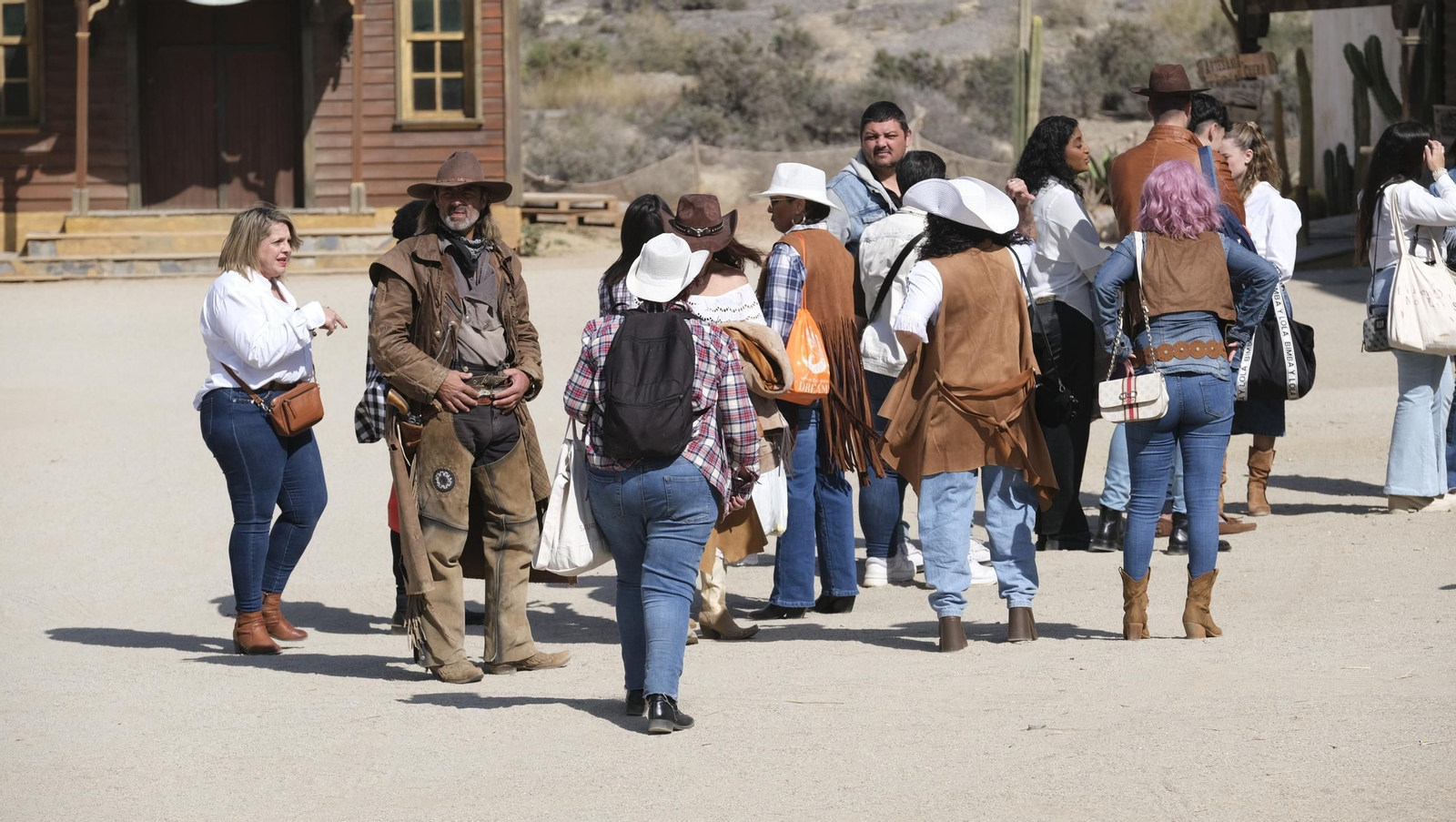 Fotos del rodaje de un videoclip de Coyote Dax, en el MiniHollywood Oasys de Tabernas