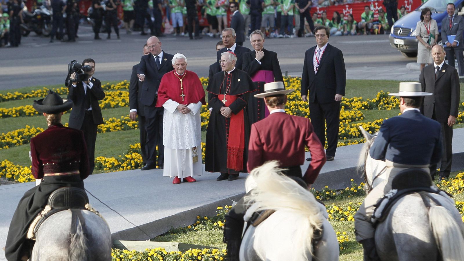 El papa Benedicto  XVI  observa la exhibición de alta escuela de los caballos españoles con seis caballos andaluces, de la familia de Álvaro Domecq en la puerta de Alcalá durante la XXVI Jornada Mundial de la Juventud  (JMJ) católica.