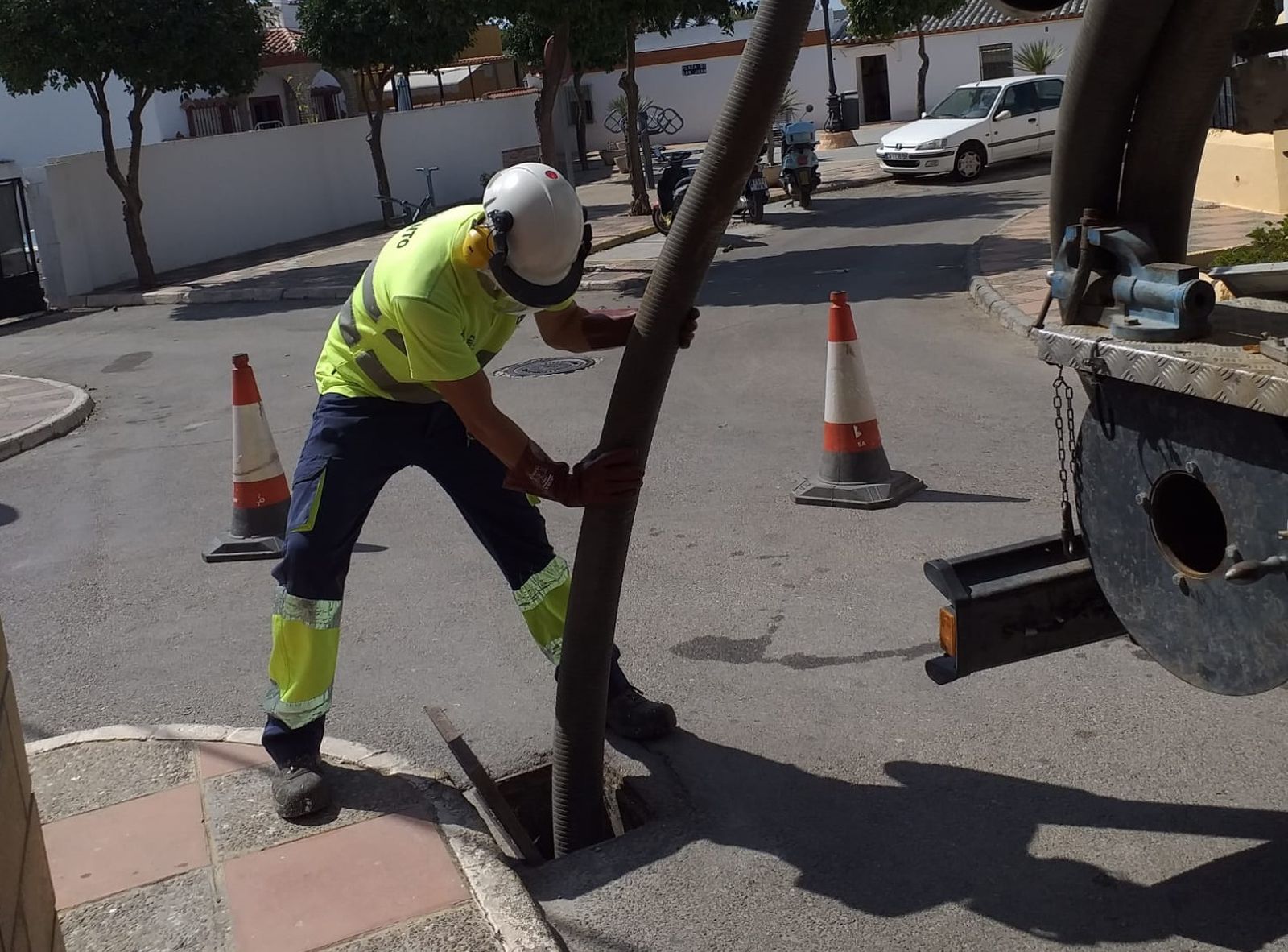 Un operario trabajando en la revisión de las redes de alcantarillado de la ciudad.